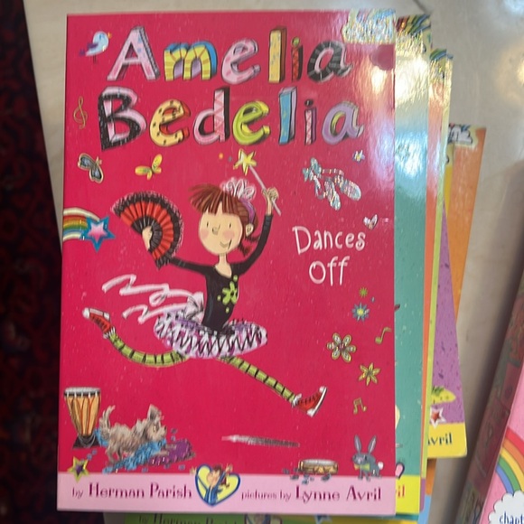 Amelia Bedelia Chapter Books 1-10 - Picture 9 of 11